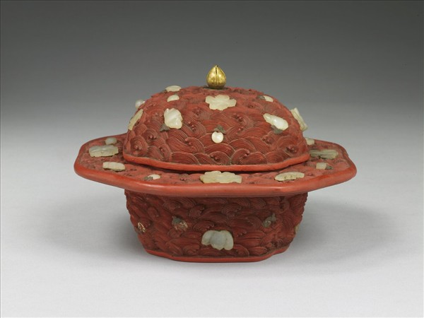 剔紅嵌玉蓋盒