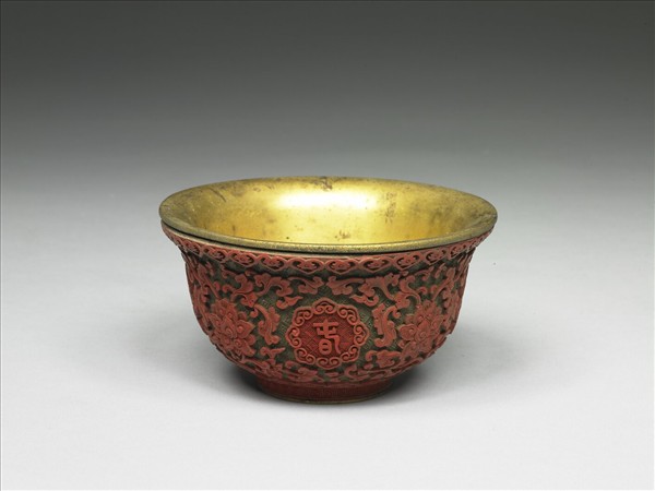 剔紅萬歲長春番蓮紋碗