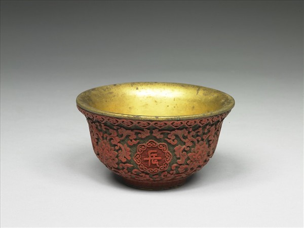 剔紅萬歲長春番蓮紋碗