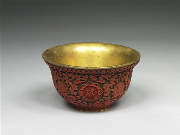 剔紅萬歲長春番蓮紋碗