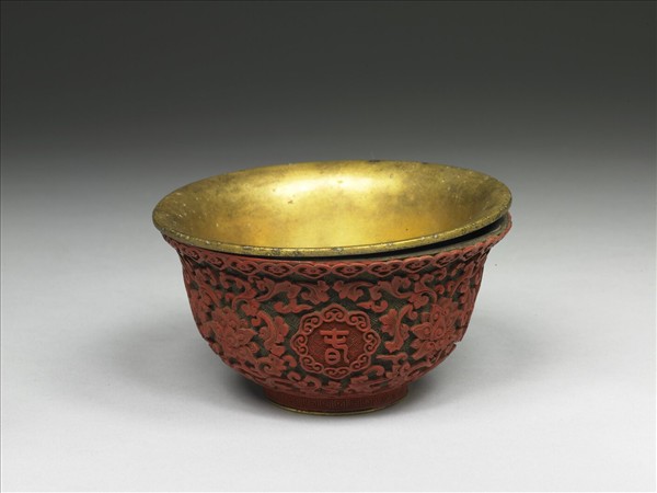 剔紅萬歲長春番蓮紋碗