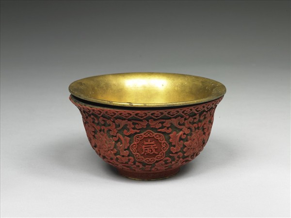 剔紅萬歲長春番蓮紋碗