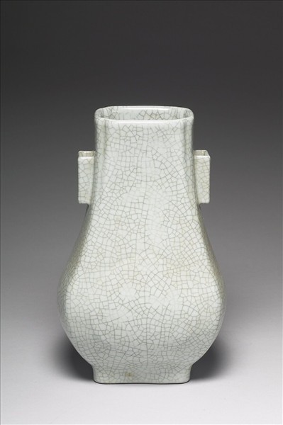 青瓷貫耳杏葉四方瓶