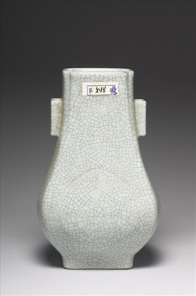 青瓷貫耳杏葉四方瓶