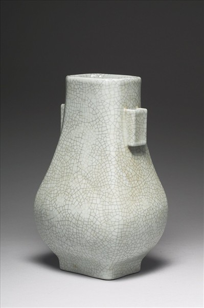 青瓷貫耳杏葉四方瓶