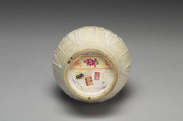 白瓷印花蟬紋罐