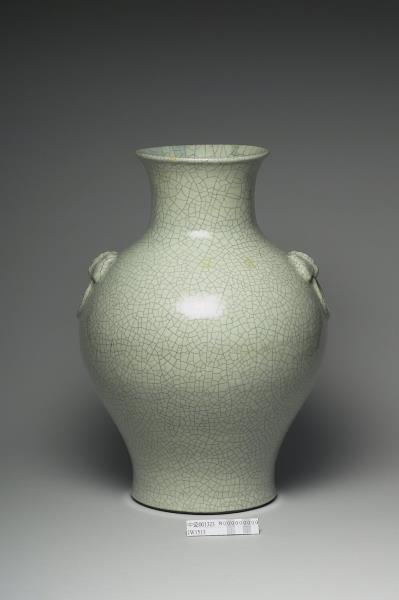 青瓷雙耳暗環瓶