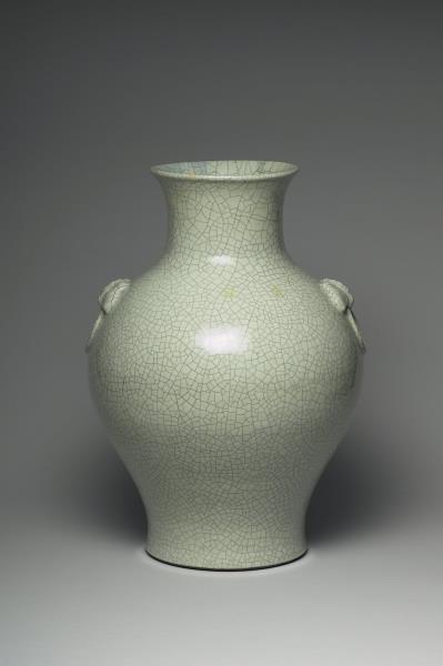 青瓷雙耳暗環瓶