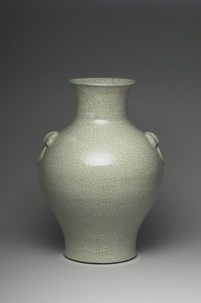 青瓷雙耳暗環瓶