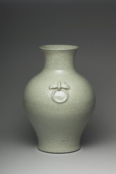 青瓷雙耳暗環瓶