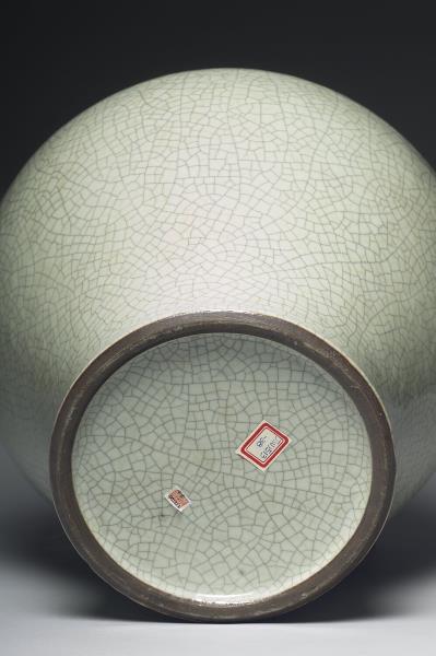 青瓷雙耳暗環瓶