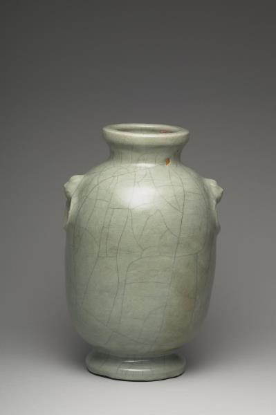 青瓷獸耳暗環瓶