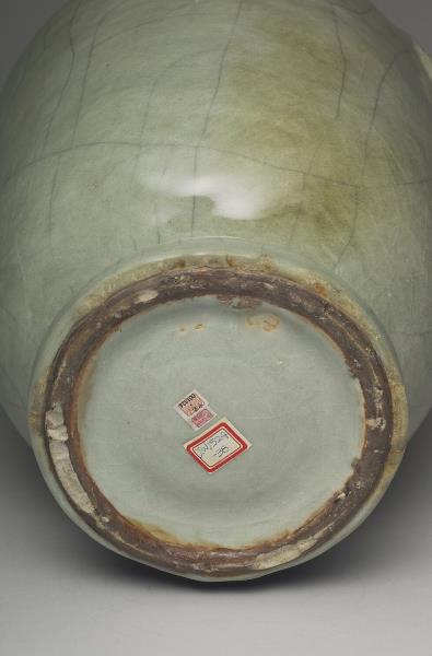 青瓷獸耳暗環瓶