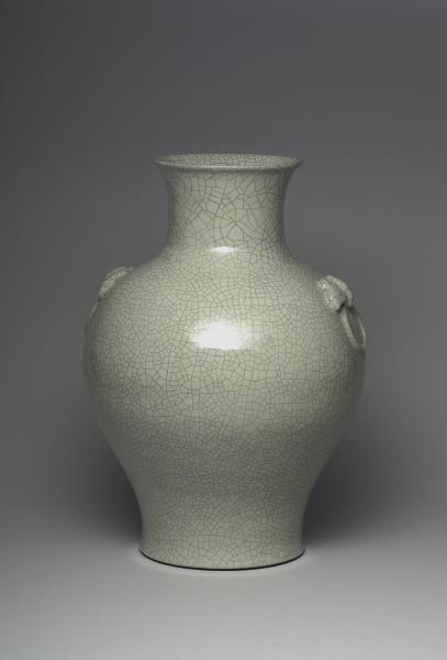 青瓷雙耳暗環瓶