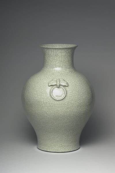 青瓷雙耳暗環瓶