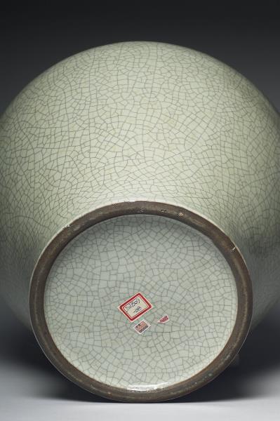 青瓷雙耳暗環瓶