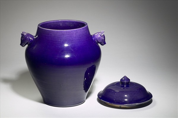 霽青釉獸頭帶蓋罐