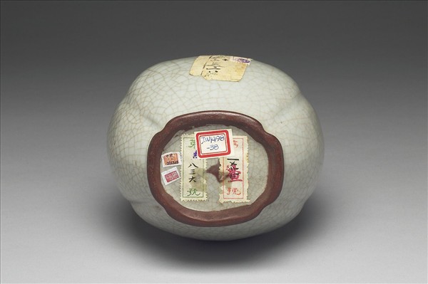 青瓷貫耳海棠式瓶