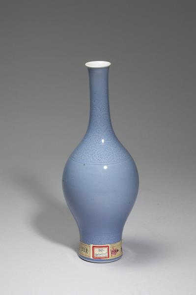 天藍釉暗花花卉紋瓶