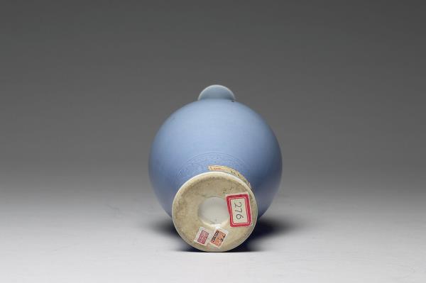 天藍釉暗花花卉紋瓶