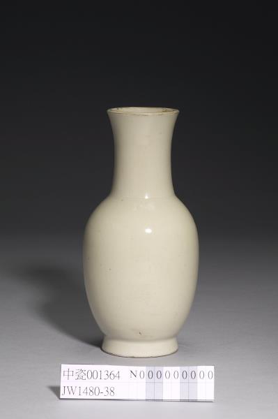 白瓷暗花花卉紋瓶