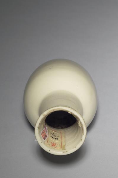 白瓷暗花花卉紋瓶