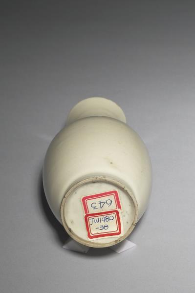 白瓷暗花花卉紋瓶