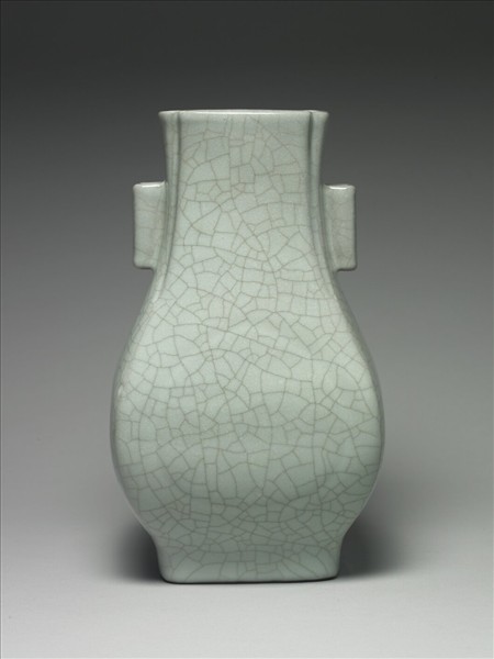 青瓷貫耳杏葉四方瓶