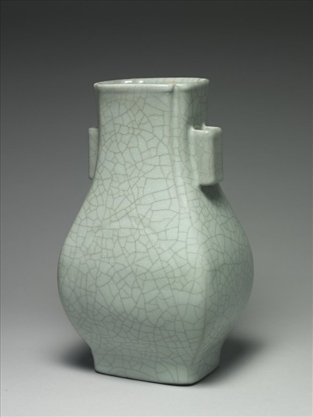 青瓷貫耳杏葉四方瓶