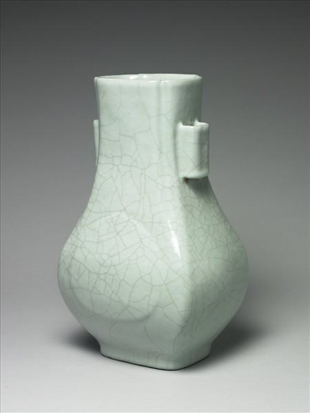 青瓷貫耳杏葉四方瓶