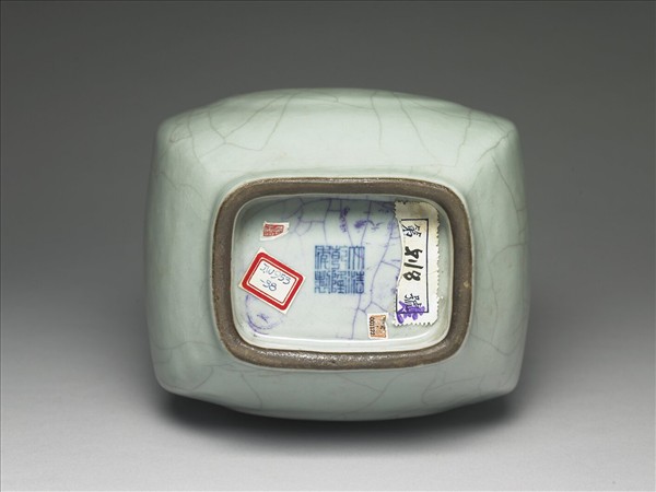 青瓷貫耳杏葉四方瓶