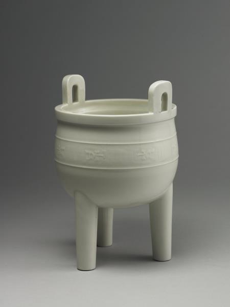 德化窯 白瓷夔龍雷紋三足爐