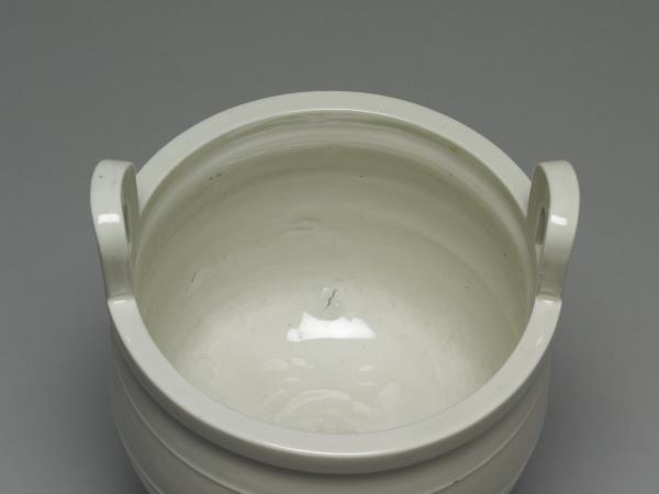 德化窯 白瓷夔龍雷紋三足爐