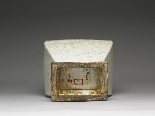 青瓷獸耳四方瓶