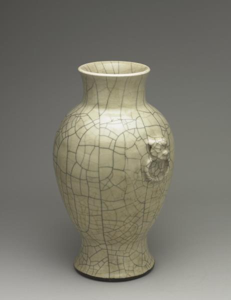 青瓷獸耳暗環瓶