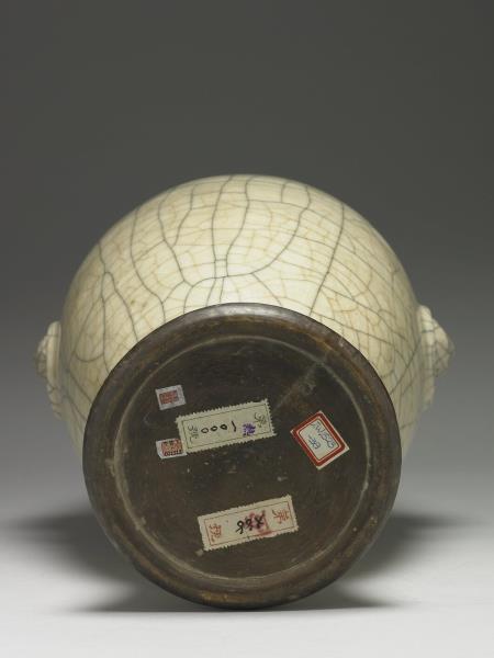 青瓷獸耳暗環瓶