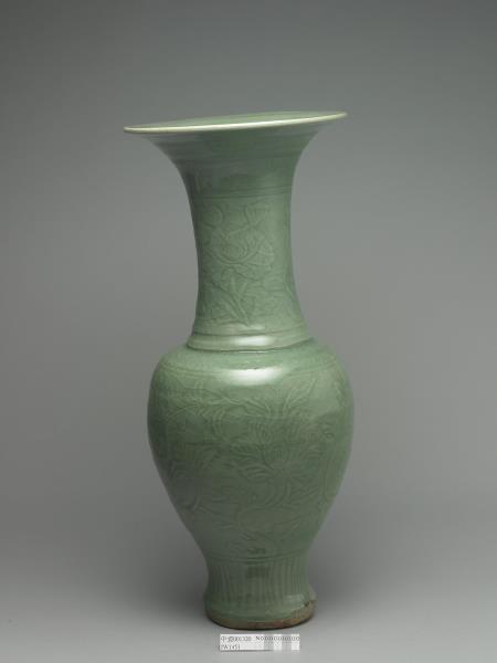 龍泉窯 青瓷劃花牡丹紋瓶