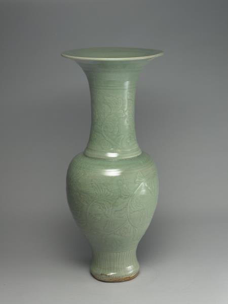 龍泉窯 青瓷劃花牡丹紋瓶