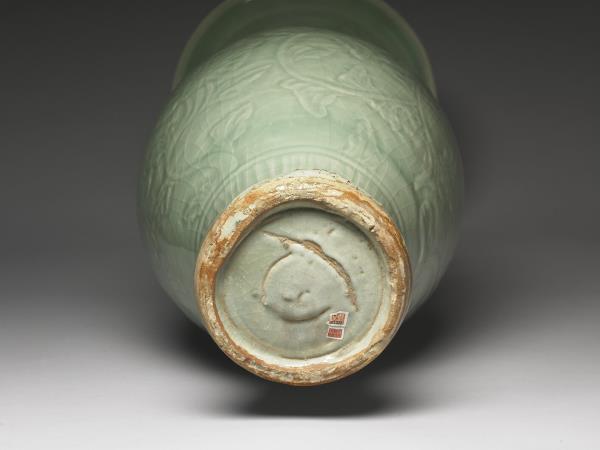 龍泉窯 青瓷劃花牡丹紋瓶