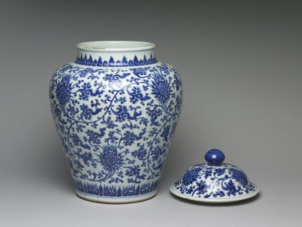 青花番蓮紋蓋罐