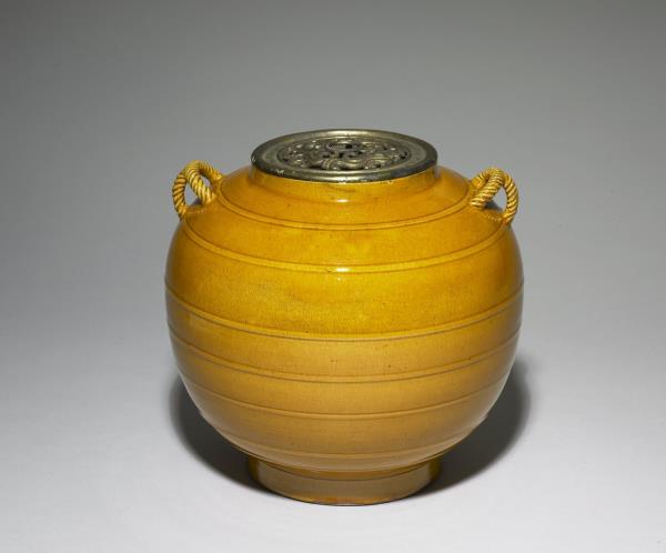 黃釉索耳弦紋瓷罐（附金屬膽）