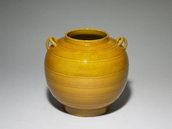 黃釉索耳弦紋瓷罐（附金屬膽）