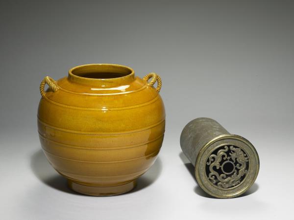 黃釉索耳弦紋瓷罐（附金屬膽）