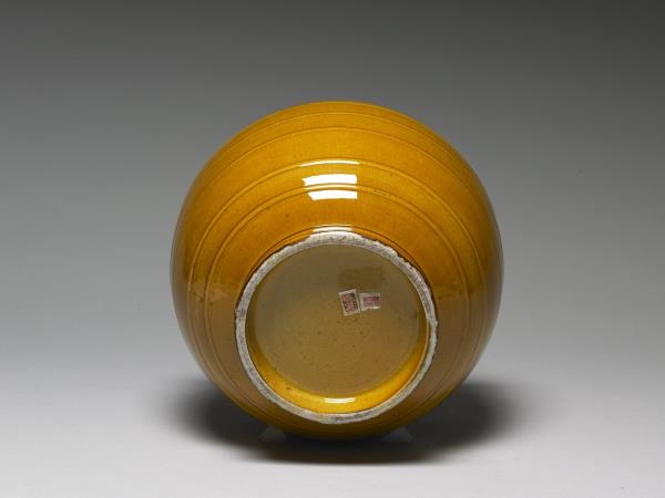 黃釉索耳弦紋瓷罐（附金屬膽）