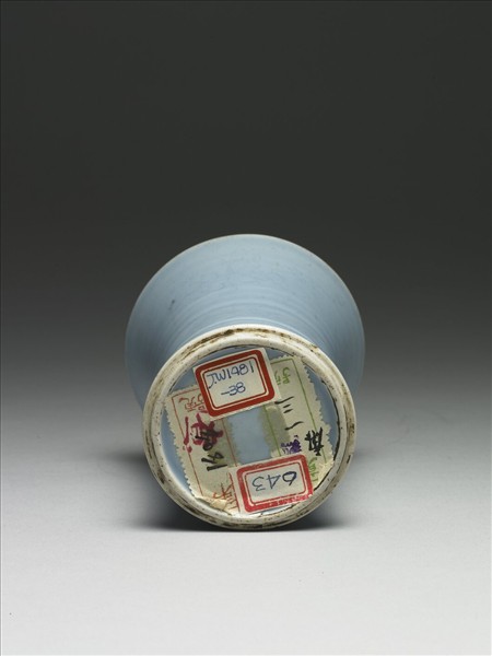 天藍釉暗花花卉紋觚