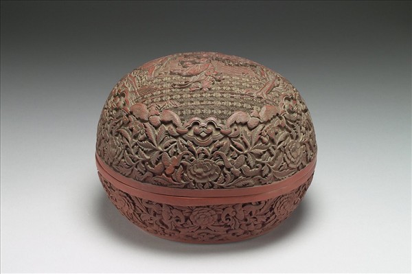 剔紅八仙人物桃式盒（韓湘子）