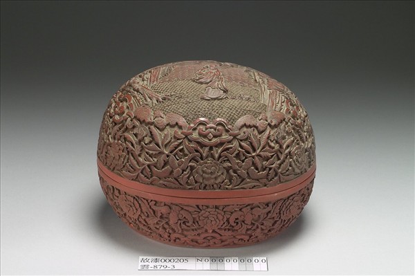 剔紅八仙人物桃式盒（何仙姑）