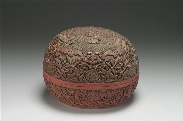 剔紅八仙人物桃式盒（何仙姑）