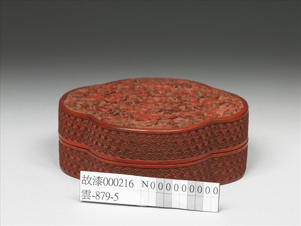 剔紅天馬紋海棠式盒