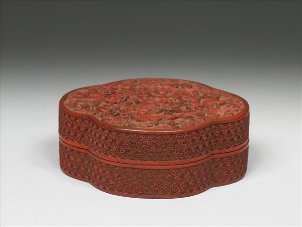 剔紅天馬紋海棠式盒